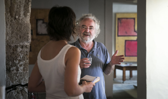 Retrat de David Ribas al seu entorn de treball