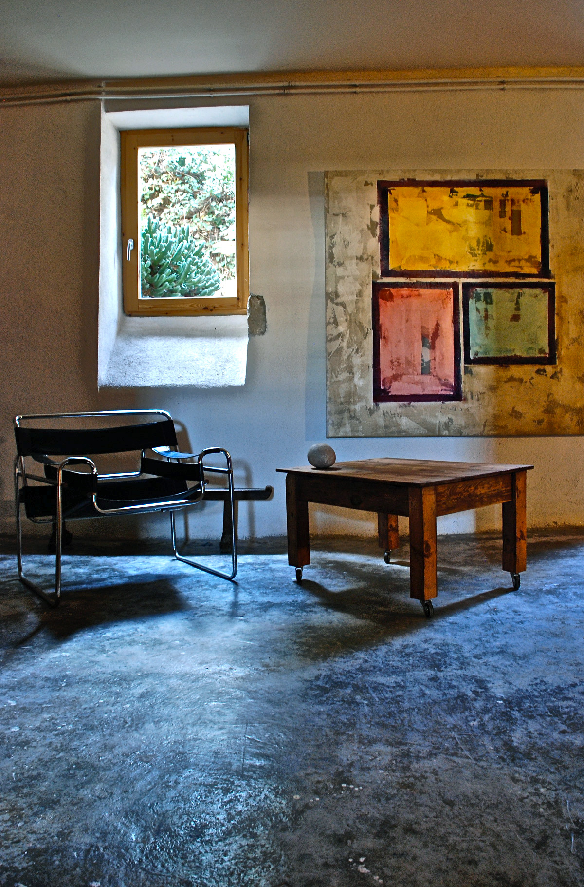 Interior de la casa-taller de David Ribas amb una obra a la paret